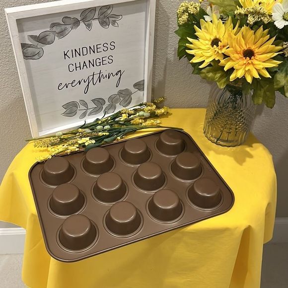 Calphalon 12 ct muffin pan - Picture 3 of 3